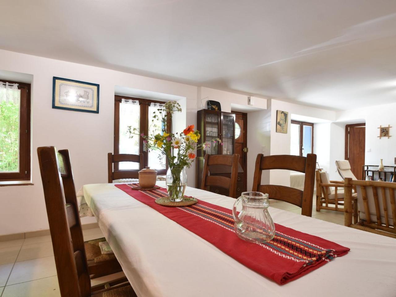 Superb Holiday Home With Private Garden Yvias Exterior foto