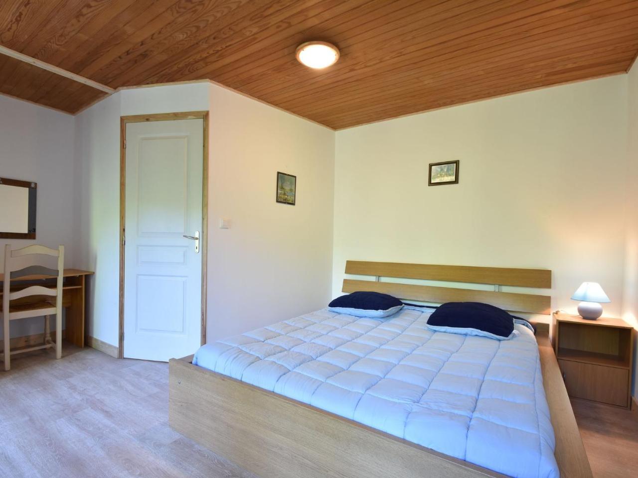 Superb Holiday Home With Private Garden Yvias Exterior foto